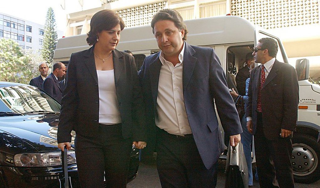 O advogado Carlos Azeredo, que defende os ex-governadores do Rio de Janeiro Anthony Garotinho e Rosinha Garotinho, entrou com um habeas corpus no Tribunal Regional Eleitoral do estado (TRE-RJ) para soltar a ex-governadora, presa ontem (22) junto com o marido na Operação Caixa D'Água por determinação do juiz eleitoral Glaucenir Silva de Oliveira; advogado disse que deve apresentar o pedido de soltura de Anthony Garotinho ainda nesta quinta-feira, 23