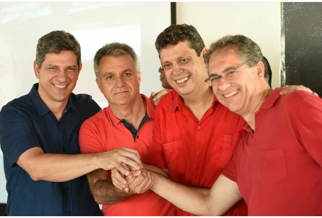 O vice-presidente nacional do PT, Márcio Macêdo, reuniu lideranças políticas e sociais, aliados, amigos, membros de movimentos sindicais e apoiadores, para uma confraternização de fim de ano, em Aracaju; intitulado "Feijoada Tempero da Lula", o evento contou com a presença do líder do PT na Câmara, deputado federal Carlos Zaratinni; "Estamos vivendo momento muito delicado na história desse país. Encerramos um ano de luta e de enfrentamentos, e há um ano eleitoral batendo em nossa porta. 2017 foi muito difícil e delicado para a política brasileira. Há um regime de exceção disfarçado, com os direitos dos trabalhadores sendo usurpados. Sabemos que a agenda de Michel Temer é de golpe", disse Marcio