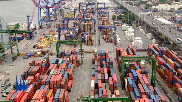 Pelo sexto mês consecutivo as exportações baianas registraram crescimento em relação a 2016; de acordo com informações analisadas pela Superintendência de Estudos Econômicos e Sociais da Bahia (SEI), em outubro as receitas de exportação do estado atingiram US$ 731,1 milhões, com incremento de 24,2% ante o mesmo mês do ano passado; como vem acontecendo ao longo do ano, as vendas externas em outubro foram puxadas pelos produtos básicos, como consequência da recuperação da produção agrícola estimada em 41%; a soja, novamente foi o destaque do mês com vendas de US$ 178,2 milhões e um incremento de 256% sobre outubro/2016