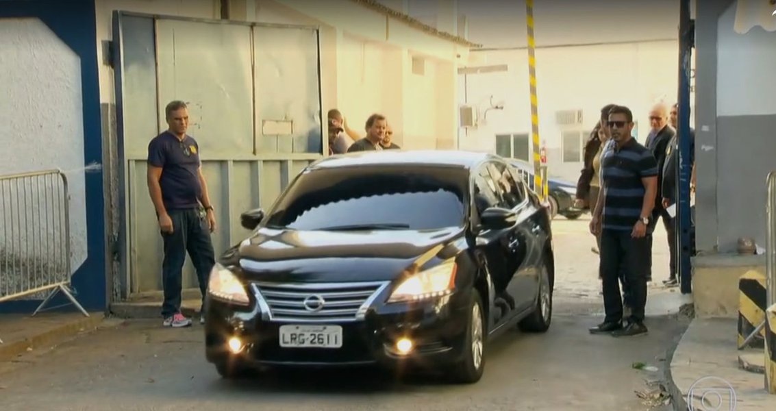 Deputados Jorge Picciani, Edson Albertassi e Paulo Melo deixam a cadeia em carro oficial pouco mais de uma hora após a votação na Assembleia Legislativa do Rio que decidiu pela soltura; tempo que passaram presos não durou 24 horas