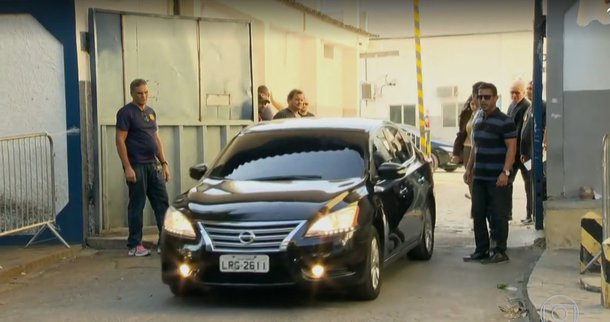 Deputados Jorge Picciani, Edson Albertassi e Paulo Melo deixam a cadeia em carro oficial pouco mais de uma hora após a votação na Assembleia Legislativa do Rio que decidiu pela soltura; tempo que passaram presos não durou 24 horas