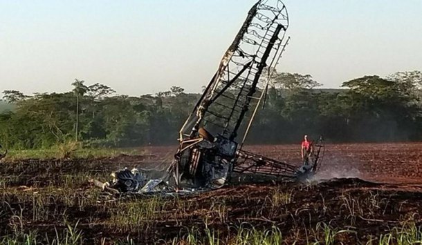 O corpo do piloto de avião Nelson Alves Moreira Neto, 24 anos, foi enterrado no município de Lagoa da Confusão; ele morreu, após o avião agrícola em que estava cair na zona rural de Itápolis (SP) e explodiu enquanto Nelson fazia um voo de treinamento; o piloto era neto do prefeito da cidade, Nelson Moreira