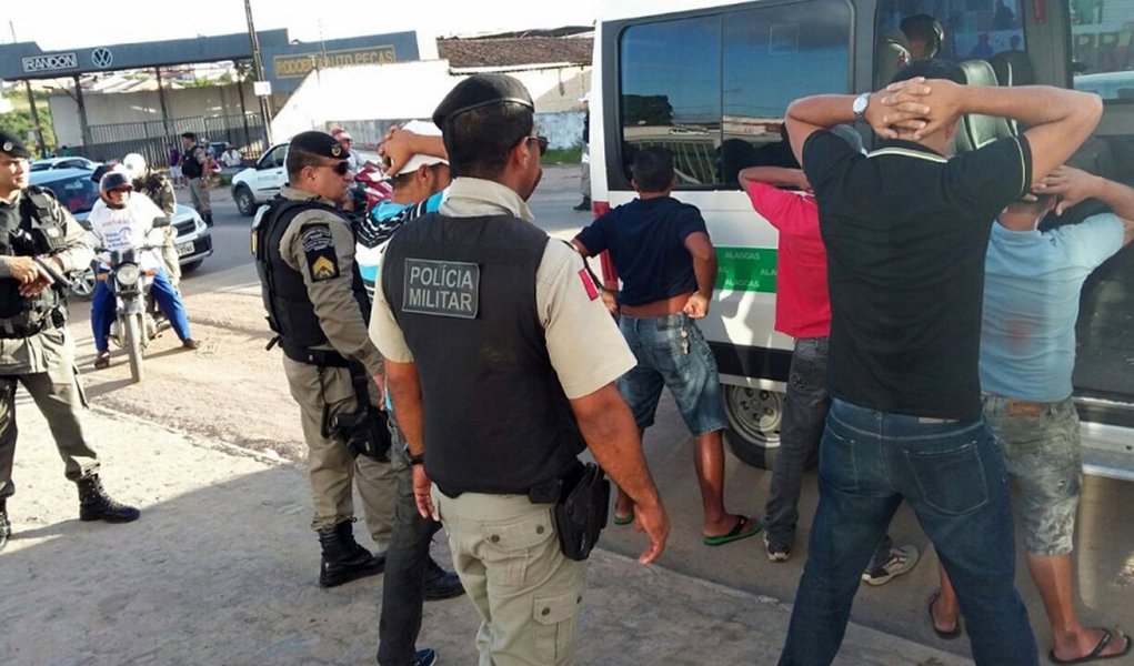 O Índice de Vulnerabilidade Juvenil à Violência (IVJ 2017) mostra que Arapiraca, município mais importante do interior de Alagoas, ocupa a 16ª posição no ranking de mais inseguro para jovens com idade entre 15 e 29 anos; supera, inclusive, Maceió, na 52ª, que tem uma população muito superior; o estado registrou a terceira maior taxa de homicídios de jovens negras do Nordeste em 2015; entre os homens, um jovem negro tem 12,7 vezes mais chances de morrer assassinado do que um jovem branco, a taxa mais alta do País