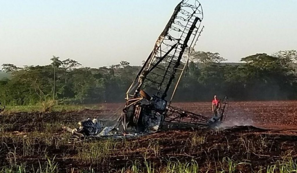 O corpo do piloto de avião Nelson Alves Moreira Neto, 24 anos, foi enterrado no município de Lagoa da Confusão; ele morreu, após o avião agrícola em que estava cair na zona rural de Itápolis (SP) e explodiu enquanto Nelson fazia um voo de treinamento; o piloto era neto do prefeito da cidade, Nelson Moreira