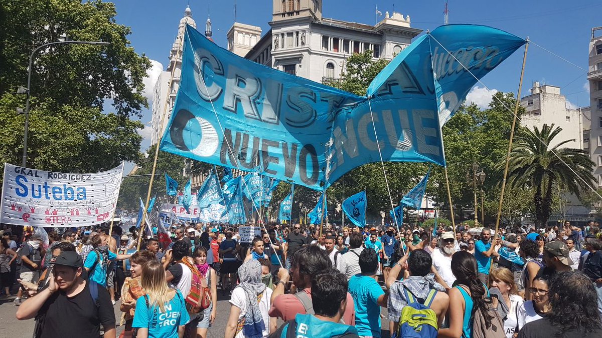 O Brasil do governo de Michel Temer virou referência internacional: uma má referência, no entanto; um dos gritos de guerra dos manifestantes argentinos contra a Reforma da Previdência imposta por Macri é "Isto aqui não é o Brasil!"; os argentinos saíram às ruas para protestar contra mudanças nas aposentadorias e pensões de funcionários já aposentados e aumento na idade mínima de aposentadoria