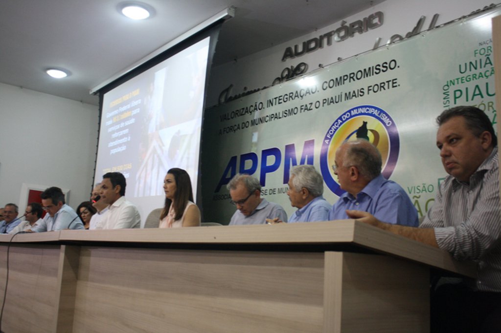 Para trazer mais comodidade e viabilidade no transporte de pacientes nos municípios do Piauí, o ministro da Saúde, Ricardo Barros, anunciou no auditório da Associação Piauiense de Prefeitos Municipais (APPM), em Teresina, o recurso que garante a aquisição de ambulâncias a todos os 224 municípios do estado; além dos veículos, também serão disponibilizados kits odontológicos para as Unidades Básicas de Saúde (UBS)