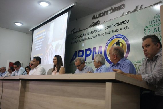 Para trazer mais comodidade e viabilidade no transporte de pacientes nos municípios do Piauí, o ministro da Saúde, Ricardo Barros, anunciou no auditório da Associação Piauiense de Prefeitos Municipais (APPM), em Teresina, o recurso que garante a aquisição de ambulâncias a todos os 224 municípios do estado; além dos veículos, também serão disponibilizados kits odontológicos para as Unidades Básicas de Saúde (UBS)