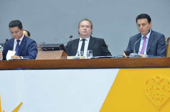 Deputados estaduais aprovaram o projeto da Lei de Diretrizes Orçamentárias (LDO) para o próximo ano. Relatado pelo deputado José Bonifácio (PR), o projeto concede ao Executivo a margem de 5% para o remanejamento orçamentário sem a permissão prévia da Assembleia; a líder do Governo na Casa, deputada Valderez Castelo Branco (PP), criticou a decisão, porque a margem dificulta a ação do Executivo e engessa a administração, de acordo com a parlamentar