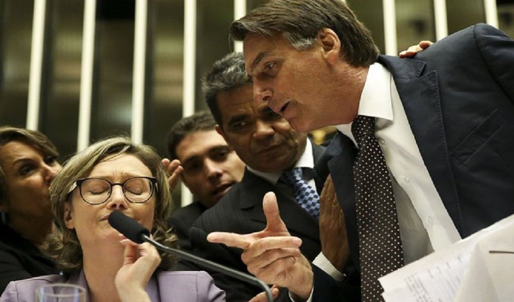 A deputada federal Maria do Rosário (PT-RS) quer atuar como assistente de acusação no processo movido pela Procuradoria-Geral da República contra o deputado Jair Bolsonaro (PSC-RJ); o pedido da petista foi encaminhado ao ministro Luiz Fux, relator do caso; o Ministério Público Federal denunciou o parlamentar por incitação à prática do crime de estupro