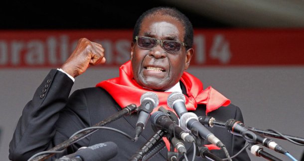 O jornalista Jaime Sautchuk relata as impressões que tem do Zimbabue, onde há mais de 40 anos entrevistou o líder guerrilheiro Robert Mugabe, que ainda hoje possui influência no país; "O fato é que Zimbabue vem passando por severa crise econômica, agravada por uma corrupção desenfreada e por uma elite negra que ao longo dos anos se tornou muito conservadora. Desfez os avanços sociais e promoveu a concentração de renda em mãos de poucos, que antes eram brancos e agora são pretos", diz