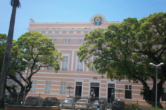Dois deputados estaduais e três ex-parlamentares foram condenados pela justiça alagoana por atos de improbidade administrativa acusados de pagar empréstimos pessoais milionários com recursos da Assembleia Legislativa; o valor do prejuízo ao patrimônio público é de mais R$ R$ 729 mil; ação proposta pelo Ministério Público foi uma decorrência da “Operação Taturana”, deflagrada pela Polícia Federal em 2007; a então Mesa Diretora e vários deputados estaduais contraíram empréstimos junto ao Banco Rural S/A e para quitar tais financiamentos, a gestão da ALE oferecia à instituição financeira cheques emitidos pela própria Assembleia, o que tirava do autor do empréstimo a responsabilidade pela quitação das dívidas