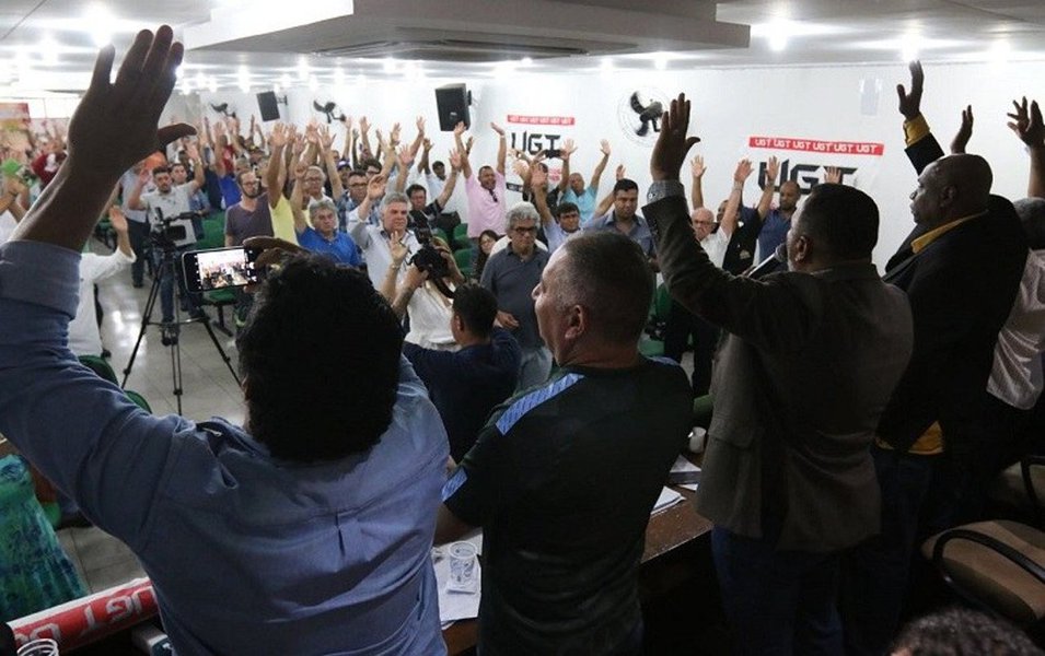 Plenária de sindicatos ligados a diversas centrais decidiu pela paralisação se governo pôr a proposta em pauta; caso o governo resolva votar a reforma da Previdência, trabalhadores do setor de transporte farão paralisação dia 19