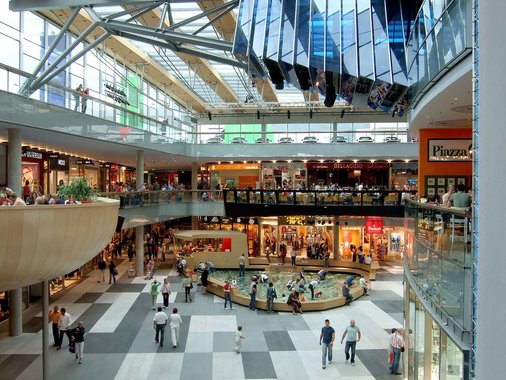 A Associação Brasileira dos Shopping Centers (Abrasce) prevê alta de 7% nas vendas deste final de ano em comparação com o ano passado; o índice é resultado de pesquisa feita entre os associados em todo o país; o setor comemora a expectativa, já quem em 2016 a ampliação das vendas no período natalino foi de apenas 0,3% sobre 2015, ou seja, de estagnação; de acordo com o levantamento, as categorias que devem ter maior influência no crescimento das vendas serão vestuário, eletroeletrônicos e calçados