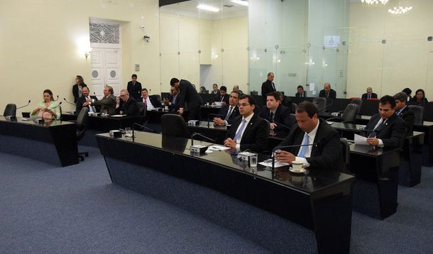 Suspeitos de desvio de dinheiro público investigado pela Polícia Federal na Operação SururuGate, os deputados estaduais Severino Pessoa (PSC) e Edval Gaia (PSDB) não atenderam a intimação da PF; mesmo assim, eles foram indiciados pelo crime de peculato por praticar o desvio de dinheiro público de forma contínua; outros sete parlamentares devem ser intimados para prestar esclarecimentos; até o momento quarto deputados já foram indiciados