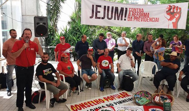 A CUT-RS e vários movimentos sociais iniciaram um jejum contra a reforma da Previdência, na esplanada da Assembleia Legislativa (AL-RS). Cada participante ficará por um período de 48 horas, quando será substituído por outro representante; presidente da CUT-RS, Claudir Nespolo, que é um dos participantes do jejum, afirmou que “esta é a reforma dos banqueiros”, que levará o trabalhador a se aposentar somente quanto estiver morrendo; de acordo com o sindicalista, caso a proposta seja colocada em votação, os trabalhadores paralisarão o Brasil; “Temos muitos instrumentos para levantar a classe trabalhadora e estamos preparando um grande enfrentamento. O Brasil vai parar”, avisou