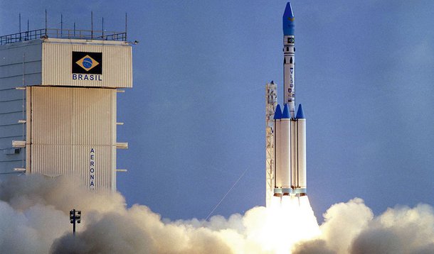 O objetivo americano não é impedir que o Brasil tenha uma base competitiva de lançamento de foguetes; isto o Governo brasileiro já impede que ocorra pela contenção de despesas com o programa espacial brasileiro.  O objetivo principal norte americano é ter uma base militar em território brasileiro na qual exerçam sua soberania, fora do alcance das leis e da vigilância das autoridades brasileiras, inclusive militares