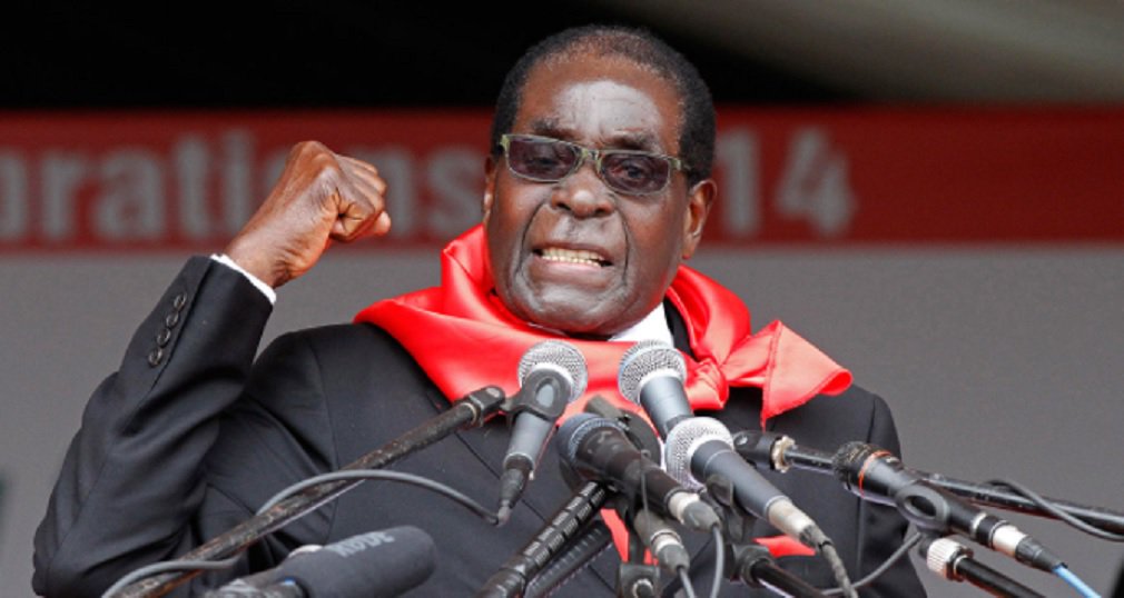 O jornalista Jaime Sautchuk relata as impressões que tem do Zimbabue, onde há mais de 40 anos entrevistou o líder guerrilheiro Robert Mugabe, que ainda hoje possui influência no país; "O fato é que Zimbabue vem passando por severa crise econômica, agravada por uma corrupção desenfreada e por uma elite negra que ao longo dos anos se tornou muito conservadora. Desfez os avanços sociais e promoveu a concentração de renda em mãos de poucos, que antes eram brancos e agora são pretos", diz