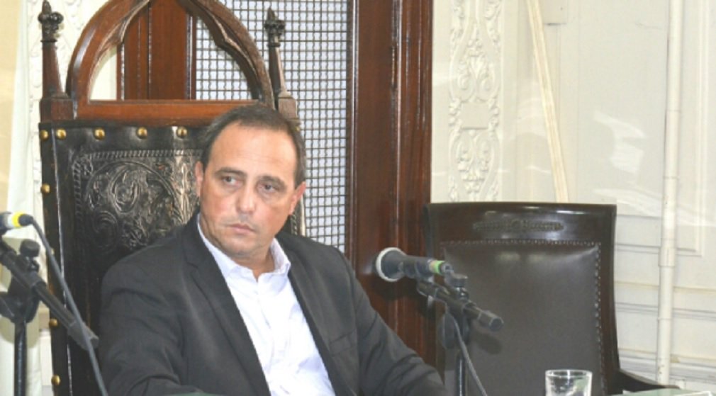 O deputado estadual Waldeck Carneio anunciou que vai votar para que os três parlamentares peemedebistas fiquem presos; "Meu voto será pela convalidação da decisão do TRF 2, que, por cinco votos a zero, decidiu pela prisão preventiva dos três parlamentares. Trata-se de medida cautelar que contará com o meu voto, a bem do interesse público", disse o petista; os deputados da Assembleia Legislativa do Rio de Janeiro (Alerj) vão começar a decidir nesta sexta-feira (17) se o presidente da Casa, Jorge Picciani, e os parlamentares Paulo Melo e Edson Albertassi, todos do PMDB, permanecerão presos