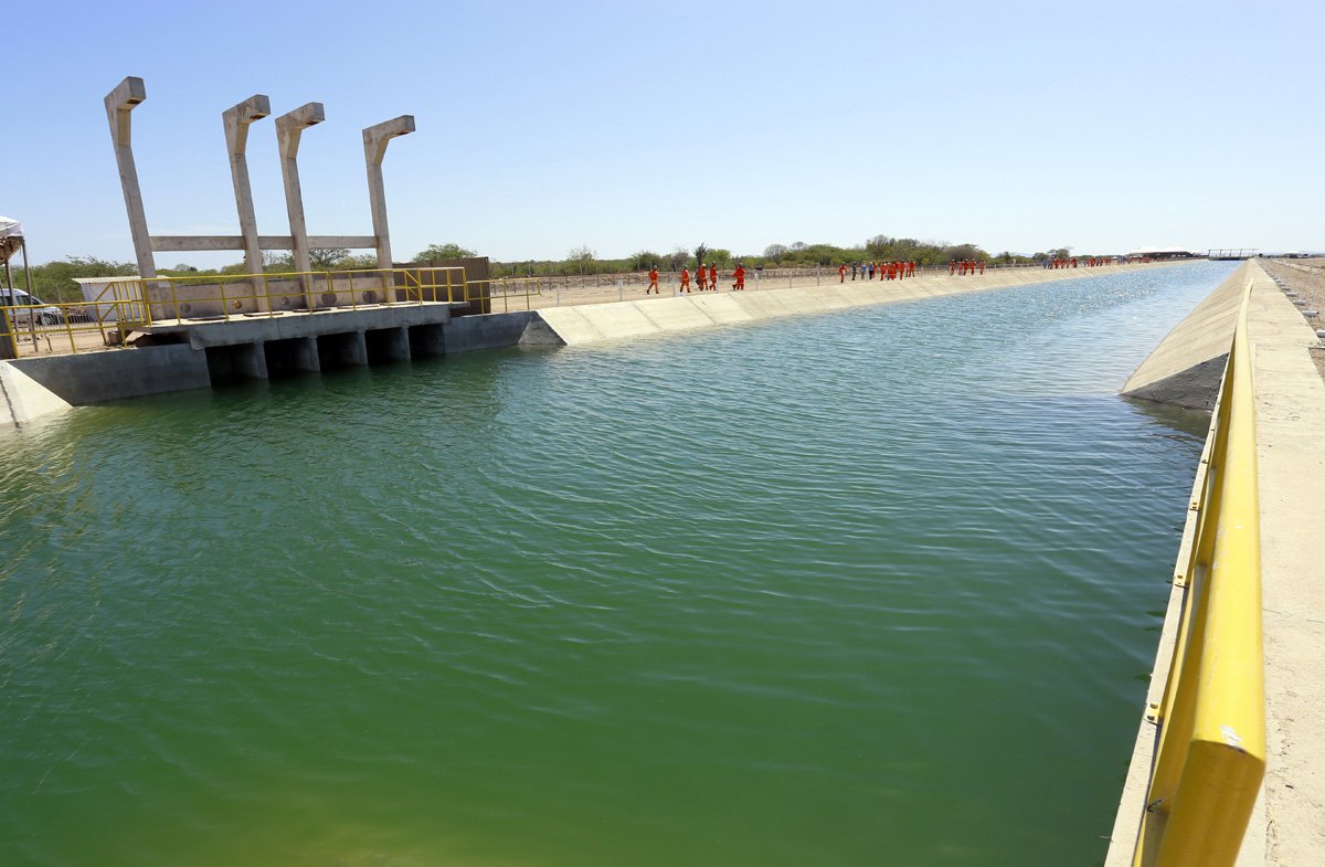 A Comissão Mista de Planos, Orçamentos Públicos e Fiscalização (CMO), órgão do Congresso Nacional, aprovou repasse de recursos para a construção do Trecho 5 do Canal do Sertão alagoano, para o próximo ano; decisão ocorreu após apresentações de obras de infraestrutura, por parte de representantes dos Estados brasileiros, no mês de novembro; no Semiárido, a maior e mais importante obra de infraestrutura hídrica do Estado de Alagoas já abre passagem para a água do rio São Francisco e beneficia cerca de 160 mil sertanejos, distribuídos entre sete municípios assolados pela estiagem prolongada