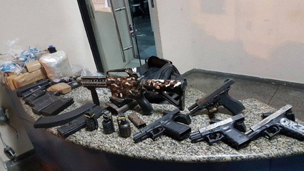 Os cinco homens suspeitos de tráfico de drogas, levados pelos policiais do Batalhão de Operações Especiais (Bope) do Rio para serem socorridos, já chegaram mortos ao Hospital Souza Aguiar; as mortes teriam ocorrido durante operação no Morro do São Carlos, no Estácio, região central da cidade, e foram confirmadas pela Secretaria Municipal de Saúde; os traficantes estariam tentando tomar os pontos de vendas de drogas quando os policiais do Bope foram chamados a intervir