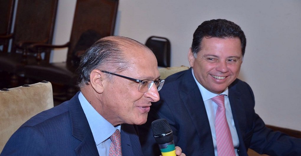 O governador Marconi Perillo reafirmou que está de pé sua candidatura para presidente do PSDB; o goiano afirmou que falou com o ex-presidente Fernando Henrique Cardoso; fato é que estou com minha candidatura mantida de pé. Vou até a convenção como candidato a presidente do PSDB", disse Perillo; "E lá na hora de escolher a executiva, se tivermos duas candidaturas ou três a gente vota, escolhe e define. Quem ganhar, ganhou e tem o apoio dos outros", acrescentou; Geraldo Alckmin afirmou ontem que não tem interesse em assumir o partido