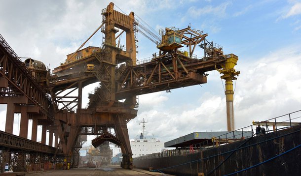 O Porto do Itaqui deve fechar o ano com um volume próximo de 19 milhões de toneladas de cargas movimentadas, o que equivale a mais de 12% sobre a movimentação registrada em 2016, de acordo o governo estadual; se for levado em conta somente a exportação de grãos (soja, milho e farelo de soja), esse índice chega a mais de 71% em relação ao mesmo período do ano passado; as operações com milho subiram 176% e a super safra da soja representou um aumento de 55% no escoamento desse grão pelo Itaqui