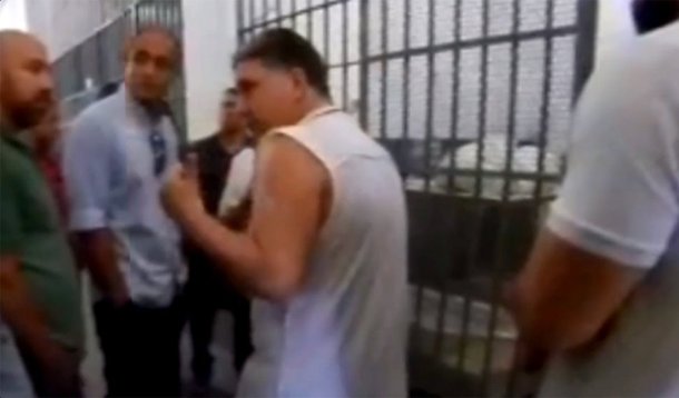 O delegado Wellington Vieira, titular da 21ª Delegacia de Polícia, vistoriou a Cadeia Pública José Frederico Marques, em Benfica, a fim de investigar a suposta agressão cometida contra o ex-governador Anthony Garotinho; o policial percorreu a galeria onde ficou preso o político e contou pelo menos 12 pontos de controle por onde teria de ter passado o suposto agressor; Wellington disse que não pode descartar nenhuma hipótese no momento e que somente com a perícia no sistema de câmeras será possível concluir se houve ou não a agressão a Garotinho