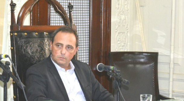 O deputado estadual Waldeck Carneio anunciou que vai votar para que os três parlamentares peemedebistas fiquem presos; "Meu voto será pela convalidação da decisão do TRF 2, que, por cinco votos a zero, decidiu pela prisão preventiva dos três parlamentares. Trata-se de medida cautelar que contará com o meu voto, a bem do interesse público", disse o petista; os deputados da Assembleia Legislativa do Rio de Janeiro (Alerj) vão começar a decidir nesta sexta-feira (17) se o presidente da Casa, Jorge Picciani, e os parlamentares Paulo Melo e Edson Albertassi, todos do PMDB, permanecerão presos