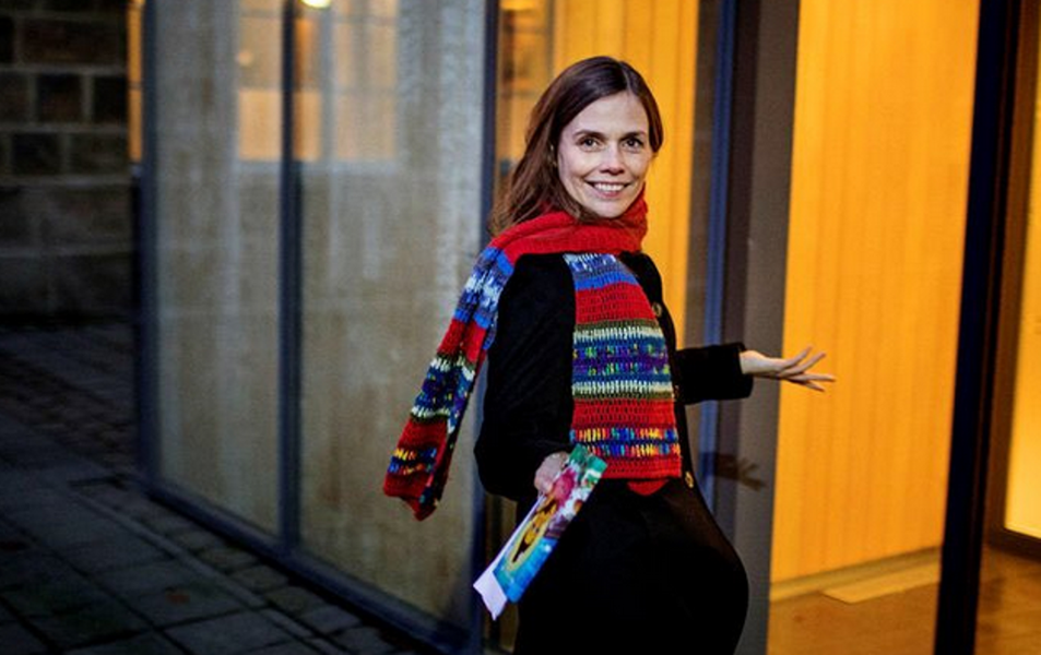Katrín Jakobsdóttir, do movimento Esquerda Verde, será a nova primeira-ministra da Islândia; aos 41 anos, mãe de três filhos, Katrín se tornou a segunda mulher a comandar o país europeu, que tem um dos Índices de Desenvolvimento Humano (IDH) mais altos do mundo; feminista, contra o porte de armas e socialista, a mais jovem mulher a assumir o cargo de primeira-ministra da Islândia tem um histórico de luta pela igualdade de gênero e pela distribuição de renda