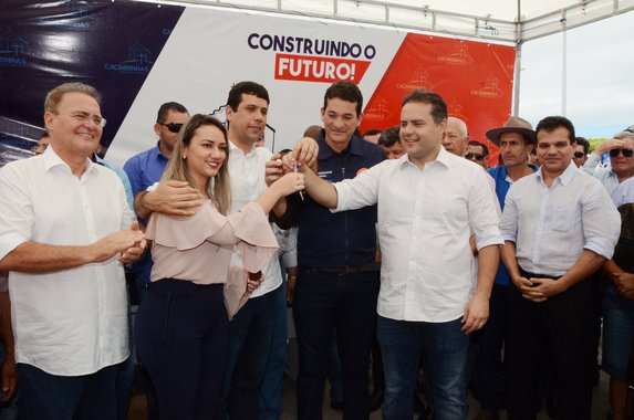 Depois da confirmação da aliança com o PDT de Ronaldo Lessa, há cerca de um mês, a base do governador Renan Filho deve receber até a próxima semana o reforço de mais dois partidos; até o momento, pelo menos 14 partidos já estão participando formalmente da base, a maioria com espaços no primeiro ou segundo escalação; estratégia do grupo da situação agora é “minar” a base da oposição com ações em Maceió e atrair prefeitos do PP