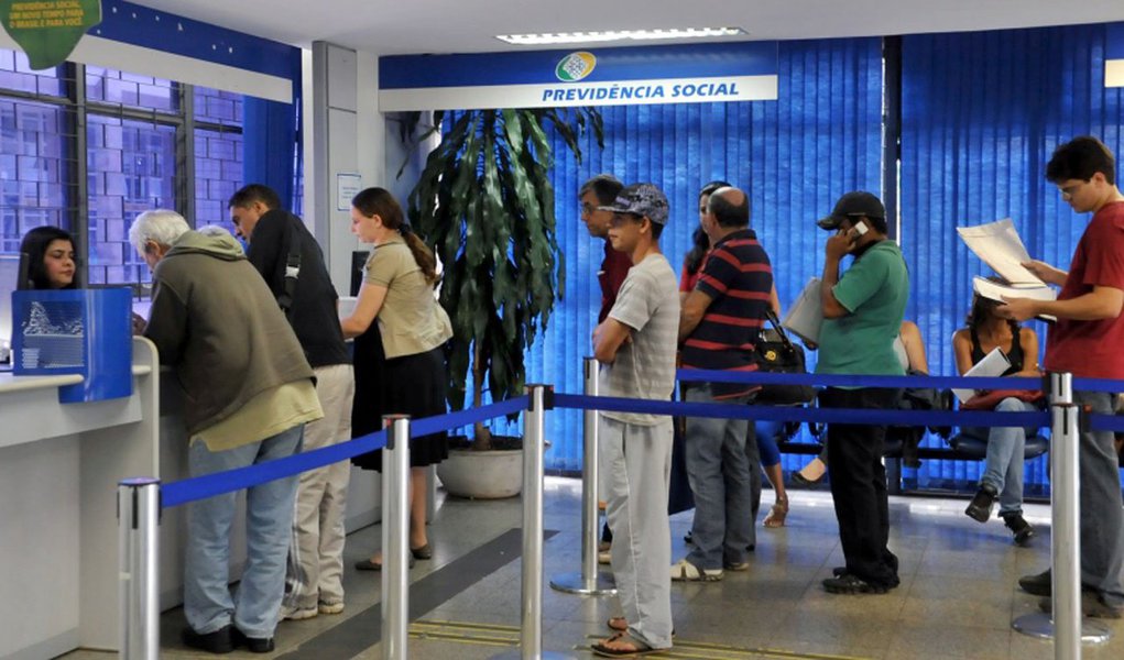 Trabalhador que receber menos que o salário mínimo em um mês, ao realizar trabalho intermitente, deverá recolher alíquota de 8% de contribuição previdenciária; alíquota será aplicada sobre a diferença entre a remuneração recebida e o valor do salário mínimo mensal; segundo a Receita Federal, recolhimento complementar será necessário caso a soma de remunerações auferidas de um ou mais empregadores no período de um mês seja inferior ao salário mínimo; efeitos da reforma trabalhista começam a aparecer e recaem sobre o trabalhador