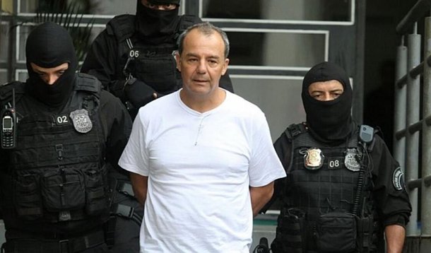 Nesta sexta-feira (17), dia em que Sérgio Cabral completa um ano preso, um grupo de manifestantes fez um protesto contra o ex-governador em frente à Cadeia Pública José Frederico Marques, em Benfica, na Zona Norte do Rio; com cartazes, tambores e até espumantes, os manifestantes também cobravam a permanência do presidente da Assembleia Legislativa (Alerj), Jorge Picciani, e dos deputados Paulo Melo e Edson Albertassi, todos do PMDB, na prisão; Cabral foi preso no dia 17 de novembro de 2016, na Operação Calicute, acusado de receber propina para fechar contratos públicos; o ex-governador é réu em 16 processos, e já tem três condenações