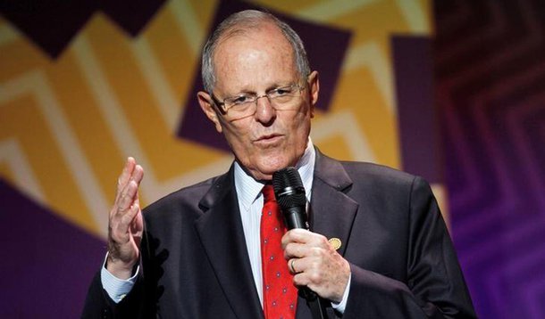 Presidente do Peru, Pedro Pablo Kuczynski, anunciou que decidiu receber os integrantes da CPI que investiga o escândalo de corrupção envolvendo a Odebrecht em seu país; "Tomei nota do sentimento popular majoritário, que considera conveniente que eu me reúna com os integrantes de tal comissão", afirmou Kuczynski; de acordo com um documento da companhia remetido à CPI, a Odebrecht pagou mais de US$ 782 mil à empresa de consultoria Westfield Capital, que pertence ao atual presidente, por serviços realizados entre 2004 e 2007