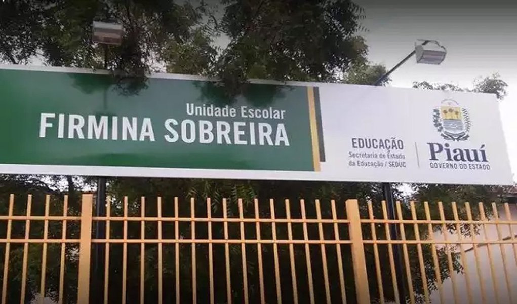 A estudante de 16 anos, que agrediu a professora a Marilena Maria Teixeira Silva, diretora da Unidade Escolar Firmina Sobreira, no bairro Poti Velho, na zona Norte de Teresina, será transferida para outra escola estadual para que possa concluir o 8º ano do Ensino Fundamental; essa foi decisão foi tomada durante reunião na manhã desta quinta-feira (7), na 4ª Gerência Regional de Educação, no bairro Matinha, também zona Norte de Teresina; o gerente de Educação,Tarcísio Pires Soares, revelou que a estudante terá acompanhamento psicológico mais presente,inclusive com consultas periódicas, terapias e medicação sistemática; no Piauí Hoje