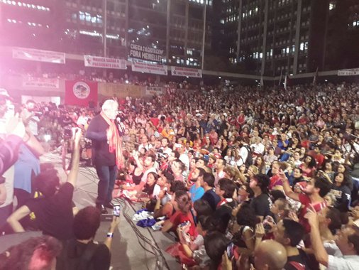 O jornal Folha de S. Paulo publicou nessa sexta-feira, 8, reportagem em que diz a terceira edição da caravana do ex-presidente Luiz Inácio Lula da Silva terminou em "clima morno" no Rio de Janeiro; a realidade, no entanto, mostra que uma multidão acompanhou o discurso do ex-presidente na concha acústica da Uerj, demonstrando apoio à sua candidatura à Presidência; confira