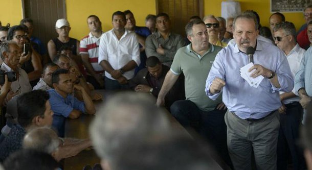 O senador Armando Monteiro Neto (PTB-PE), ministro do Desenvolvimento, Indústria e Comércio Exterior no governo Dilma Rousseff, disse, em Surubim, no Agreste, mostrou sua disposição em disputar o governo de Pernambuco “desde que convocado pelas forças de oposição”; atualmente, o executivo estadual é comandado por Paulo Câmara (PSB); “Precisamos de todas as lideranças que já estavam no campo oposicionista e há forças que saíram da base governista e vieram ao nosso encontro. Se essas forças se deslocaram para o nosso campo temos que acolhê-las, sem preconceitos”, acrescentou ele, derrotado por Câmara em 2014.
 