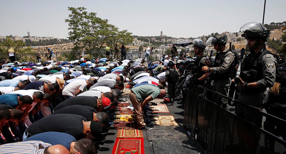 A organização palestina Hamas, responsável pelo controle de Gaza, ameaçou os Estados Unidos com uma nova intifada caso Washington reconheça Jerusalém como capital de Israel ou transfira sua embaixada para a cidade; "Nós advertimos contra tal movimento e pedimos ao povo palestino para reviver a intifada se essas decisões injustas sobre Jerusalém forem adotadas", disse o Hamas em comunicado