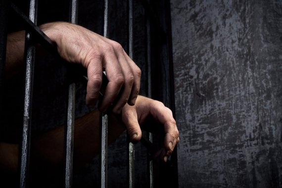 Deflagrada nesta sexta (24) pelo Ministério Público do Estado do Ceará (MPCE) com apoio da Polícia Militar, a Operação Fronha apreendeu 116 celulares, 61 chips, diversos carregadores, baterias e fones de ouvido nas celas da Casa de Privação Provisória de Liberdade V (CPPL V), localizada em Itaitinga. Também foram encontrados objetos ilícitos como cossocos, documentos que diriam respeito à contabilidade da prática dos crimes de tráfico de drogas e estelionato, trouxas de maconha e papelotes de cocaína