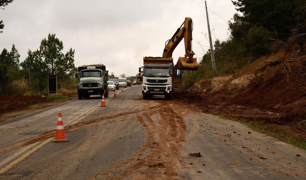 Brasil precisa criar uma estrutura de financiamento de médio e longo prazos para expandir os investimentos em infraestrutura, disse Venilton Tadini, presidente da Associação Brasileira da Infraestrutura e Indústria de Base (Abdib); "Temos as debêntures incentivadas, mas nosso mercado de capitais ainda é incipiente", comentou; segundo ele, "é preciso se investir pelo menos 3 por cento do PIB em infraestrutura, mas desde a década de 90 o investimento público em infraestrutura vem sendo negligenciado"