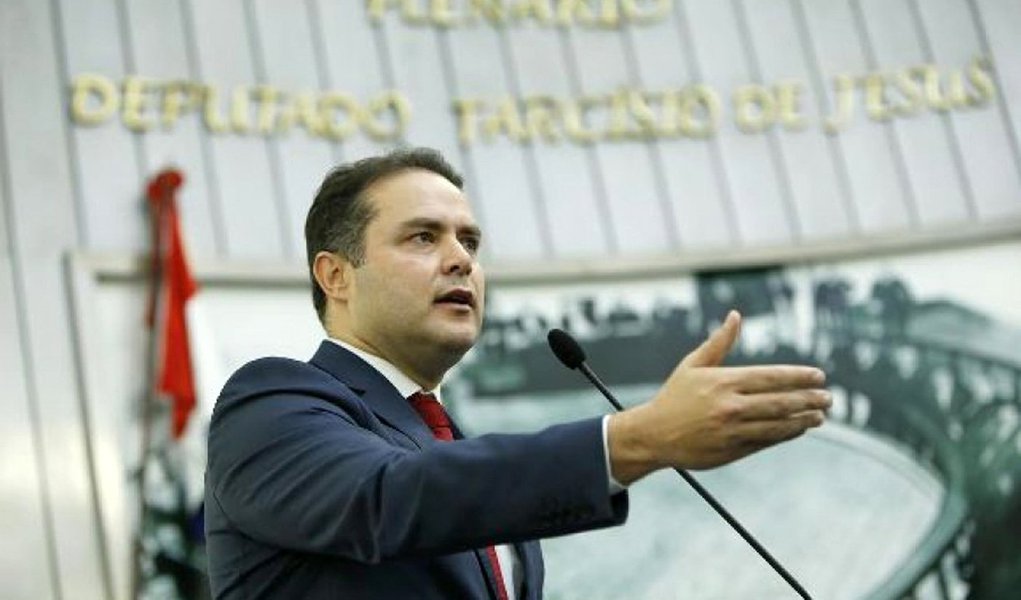 Nova pesquisa do Instituto Falpe mostra o governador Renan Filho (PMDB) com uma folgada vantagem - 29,5% - em comparação ao seu principal perseguidor, o prefeito de Maceió, Rui Palmeira (PSDB), com 11%; a surpresa ocorre na disputa para o Senado, com Arnon "Filho de Collor" na liderança, com 19%, seguido pelo senador Benedito de Lira, 16,5%; levantamento foi realizado nos dias 16 e 17, em Palmeira dos Índios, no Agreste de Alagoas; a margem de erro é de 3% para mais ou para menos, o intervalo de confiança é de 95%; foram feitas 1.200 entrevistas