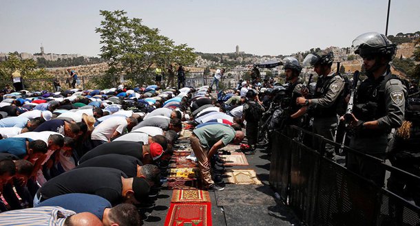 A organização palestina Hamas, responsável pelo controle de Gaza, ameaçou os Estados Unidos com uma nova intifada caso Washington reconheça Jerusalém como capital de Israel ou transfira sua embaixada para a cidade; "Nós advertimos contra tal movimento e pedimos ao povo palestino para reviver a intifada se essas decisões injustas sobre Jerusalém forem adotadas", disse o Hamas em comunicado