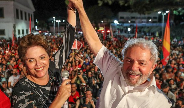 Para a presidente deposta pelo golpe, tentam acabar com o ex-presidente e tirá-lo da disputa em 2018 "por algo fantástico, absurdo"; "O próprio juiz Sergio Moro reconhece que ele não participou de um contrato que permita dizer que ele teve um ato de ofício", lembra Dilma Rousseff, em entrevista ao jornal O Tempo, de Minas Gerais; Dilma, que participou da última caravana de Lula, que passou pelo Espírito Santo e pelo Rio de Janeiro, destaca não haver provas no processo: "é algo que não subsiste, é fantasmagórico"; e compara: "Esse processo parece quando se condenou Mandela. O Mandela também foi condenado por processos fantasmagóricos. Esse processo tende a criar maior instabilidade ao país"