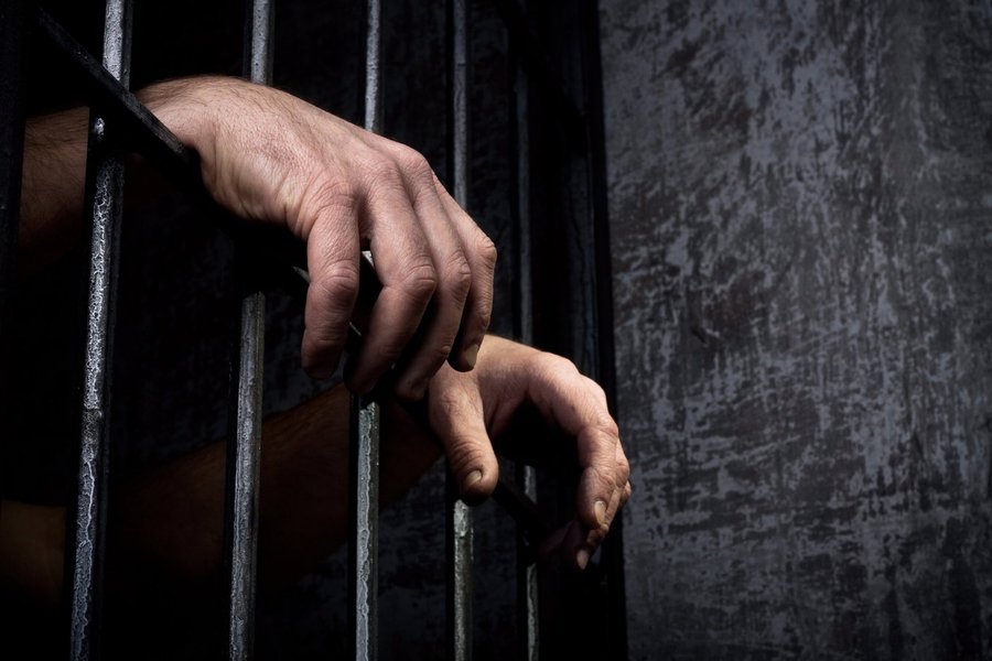 Deflagrada nesta sexta (24) pelo Ministério Público do Estado do Ceará (MPCE) com apoio da Polícia Militar, a Operação Fronha apreendeu 116 celulares, 61 chips, diversos carregadores, baterias e fones de ouvido nas celas da Casa de Privação Provisória de Liberdade V (CPPL V), localizada em Itaitinga. Também foram encontrados objetos ilícitos como cossocos, documentos que diriam respeito à contabilidade da prática dos crimes de tráfico de drogas e estelionato, trouxas de maconha e papelotes de cocaína
