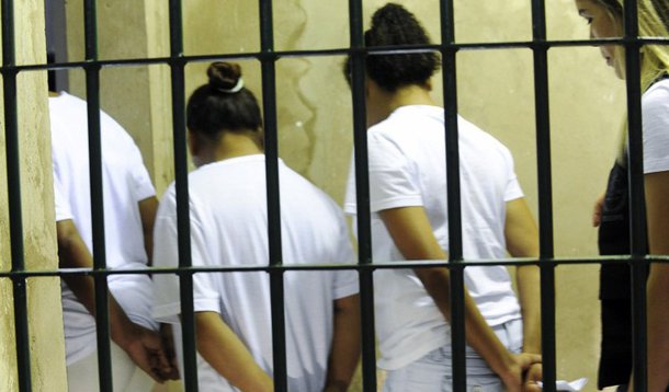 O governador de Brasília, Rodrigo Rollemberg, nomeou 200 agentes penitenciários, sendo 11 são de vagas destinadas a candidatos com deficiência, e 92 enfermeiros; as listas estão publicadas no Diário Oficial do Distrito Federal; o cargo faz parte do quadro de pessoal da Secretaria da Segurança Pública e da Paz Social; os nomeados foram aprovados em concurso de 2014