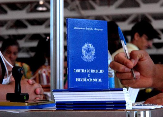 O Maranhão voltou a criar empregos com carteira assinada no mês de outubro, segundo o Caged, do Ministério do Trabalho; a alta foi de 0,20% em relação ao mês anterior, com 932 novos postos gerados; foi o 13º maior saldo entre os 26 Estados e o Distrito Federal