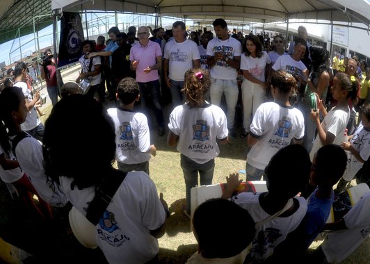 O prefeito de Aracaju, Edvaldo Nogueira, lançou o programa "Com Unidade", no bairro 17 de Março, uma parceria entre o executivo municipal, a Federação do Comércio de Sergipe, o Serviço Social do Comércio (Sesc) e o Instituto Mariana Moura; Edvaldo afirmou que "a Prefeitura está trabalhando em parceria com a Fecomércio nesta praça, que deixamos projetada e com recursos assegurados na minha gestão anterior, sendo inaugurada pela administração passada, e que possui equipamentos sociais muito importantes, como o CRAS, o auditório e sala de cinema e teatro e a quadra esportiva coberta. Estamos buscando, da parte da prefeitura, ocupar esta praça com o envolvimento da comunidade"