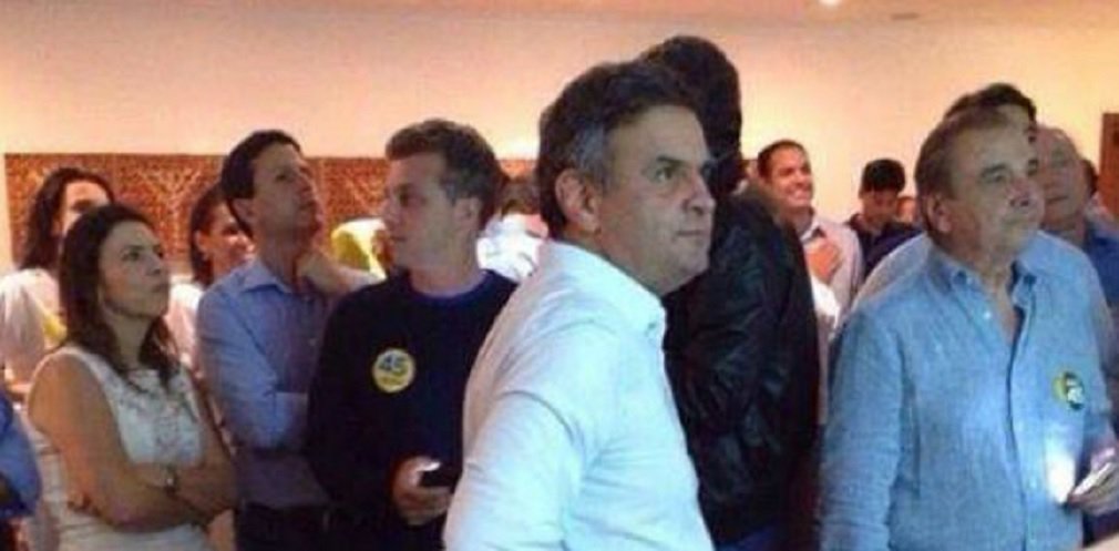 O editor do blog Tijolaço, Fernando Brito, repercute as declarações do senador Aécio Neves (PSDB) ao Estadão sobre a possível candidatura do apresentador Luciano Huck a presidente da República; "Aécio diz que “o tempo é que vai dizer se ele está ou não preparado para esta missão”, como se presidir um país de mais de 200 milhões de homens e mulheres fosse algo aberto para “experimentar” um neófito na “política falida” por gente como ele, apanhada mandando um primo – de vida descartável – apanhar malas de dinheiro com a turma do Joesley Batista", afirma Brito