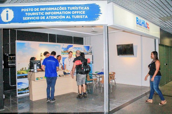Às vésperas da alta estação, os turistas que chegam à Bahia pelo aeroporto internacional de Salvador ganham um novo posto do Serviço de Atendimento ao Turista (SAT) da Bahiatursa; maior e melhor equipado que o anterior, e situado em local estratégico, no saguão de desembarque doméstico, o equipamento, que já está em funcionamento, proporciona um receptivo especial aos visitantes; o turista tem acesso a material informativo, como folheteria e mapas de Salvador, do Pelourinho e das 13 zonas turísticas do estado, atendimento em dois idiomas (inglês e espanhol), além do português, realizado pelos recepcionistas dos SATs