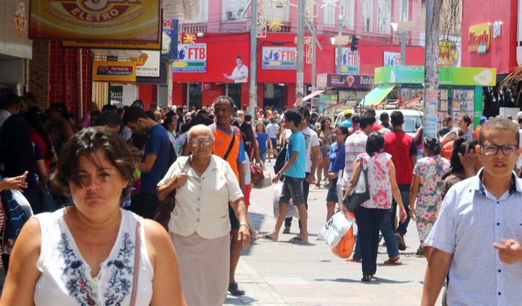 As loas do Centro de Maceió vão funcionar aos domingos, a partir deste mês, das 9h às 14h, com o objetivo de aquecer e atrair consumidores para as compras de final de ano; de acordo com a Federação do Comércio de Alagoas (Fecomércio AL), os Shoppings também vão funcionar com horário especial; no interior também haverá modificações na abertura do comércio