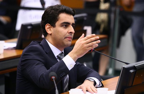 O presidente estadual do PSB, deputado federal João Henrique Caldas, enxerga, a menos de um ano para as eleições, a possibilidade de viabilizar a chamada “terceira via” em Alagoas, que surgiria como uma alternativa aos dois grupos “que se revezam no poder” há vários anos; embora não cite nomes, o parlamentar diz que tem conversado com lideranças política e formadores de opinião e que existem nomes viáveis para disputar todos os cargos